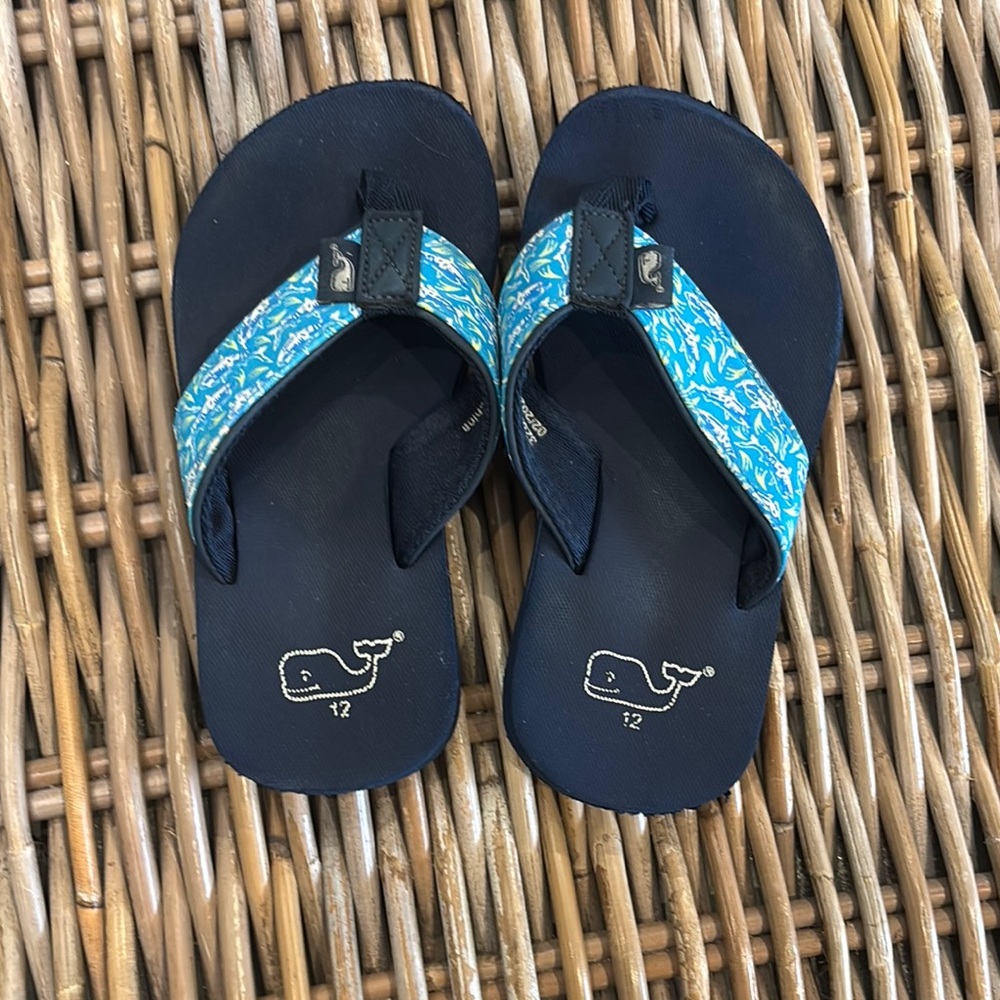 Vineyard Vines Boys blue flip flops size 12